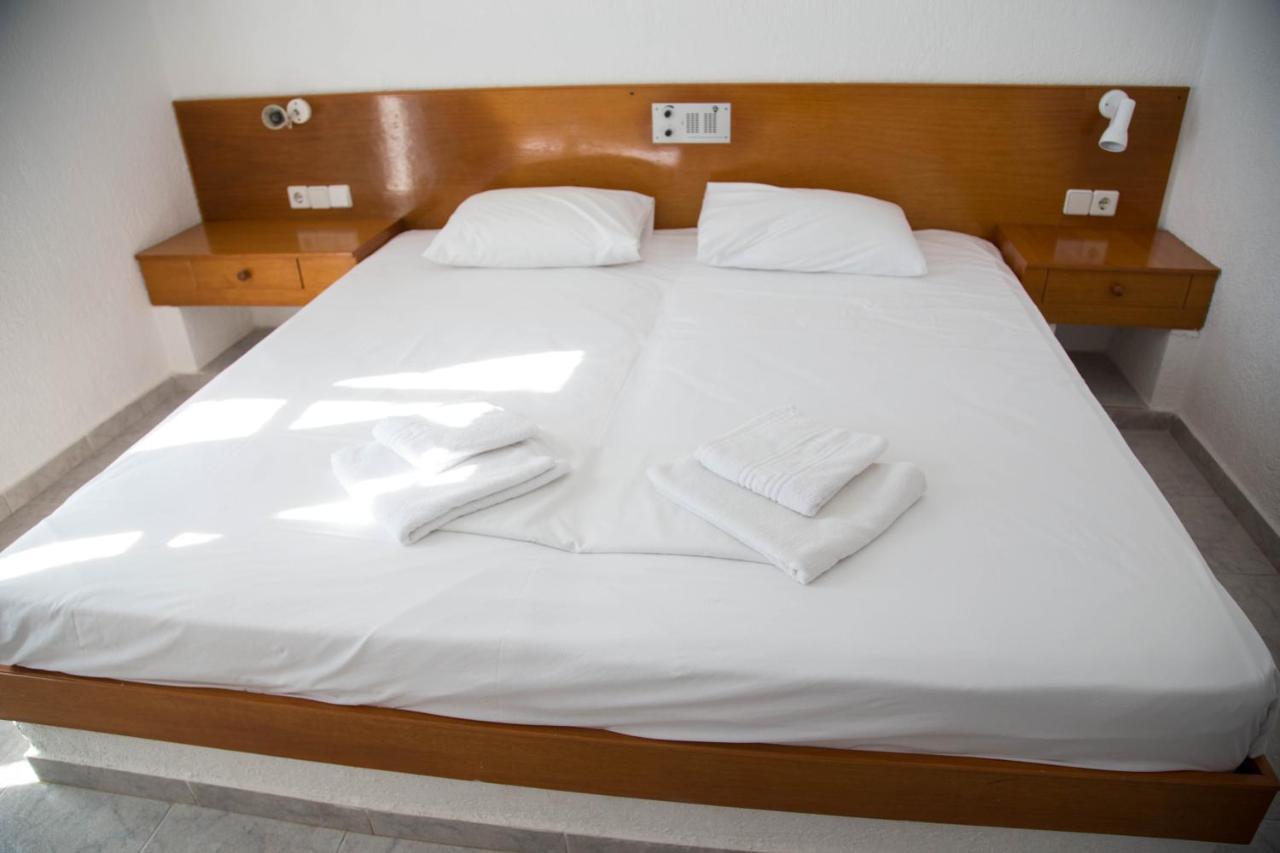 Aparthotel Artemis Makrýgialos Esterno foto