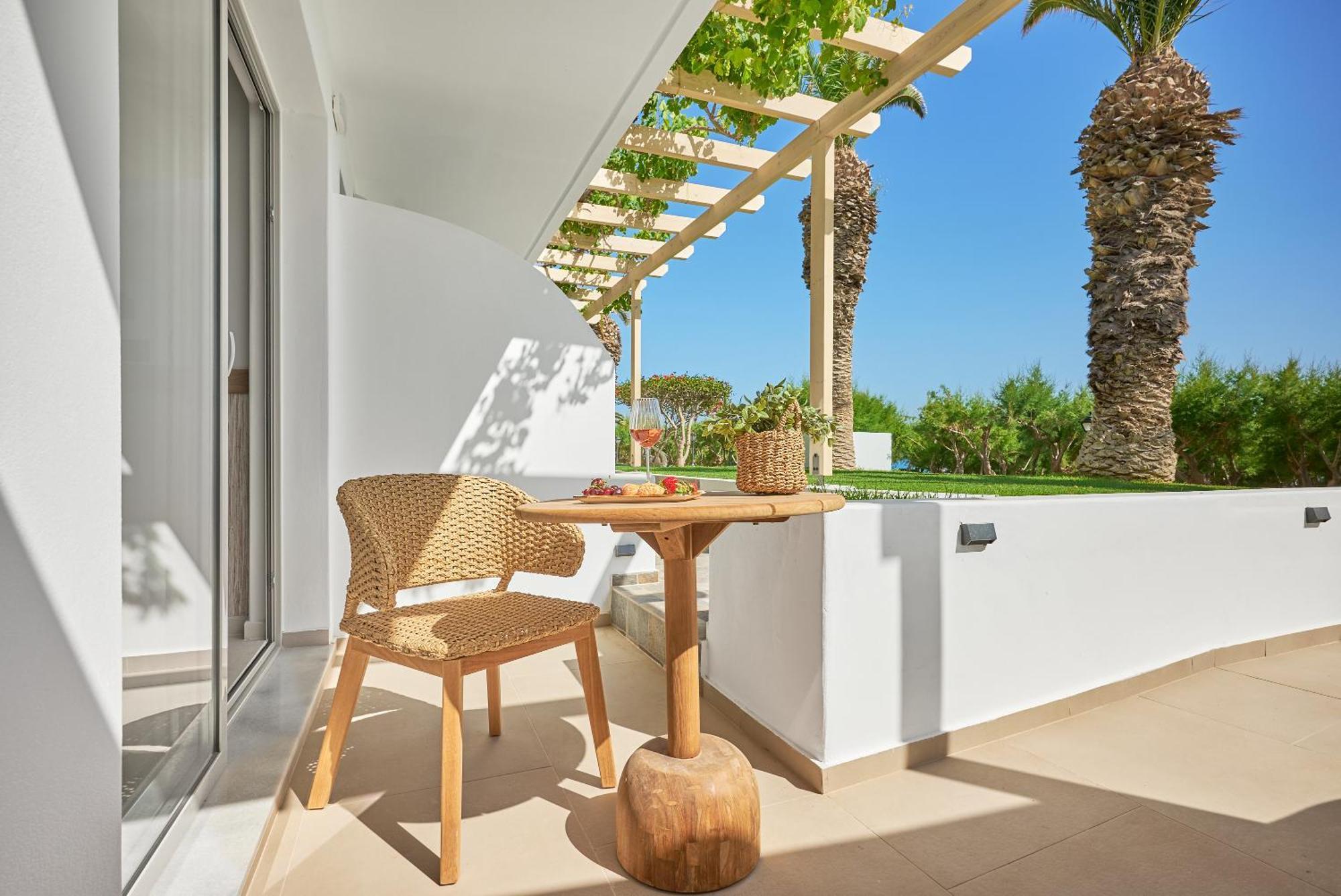 Aparthotel Artemis Makrýgialos Esterno foto